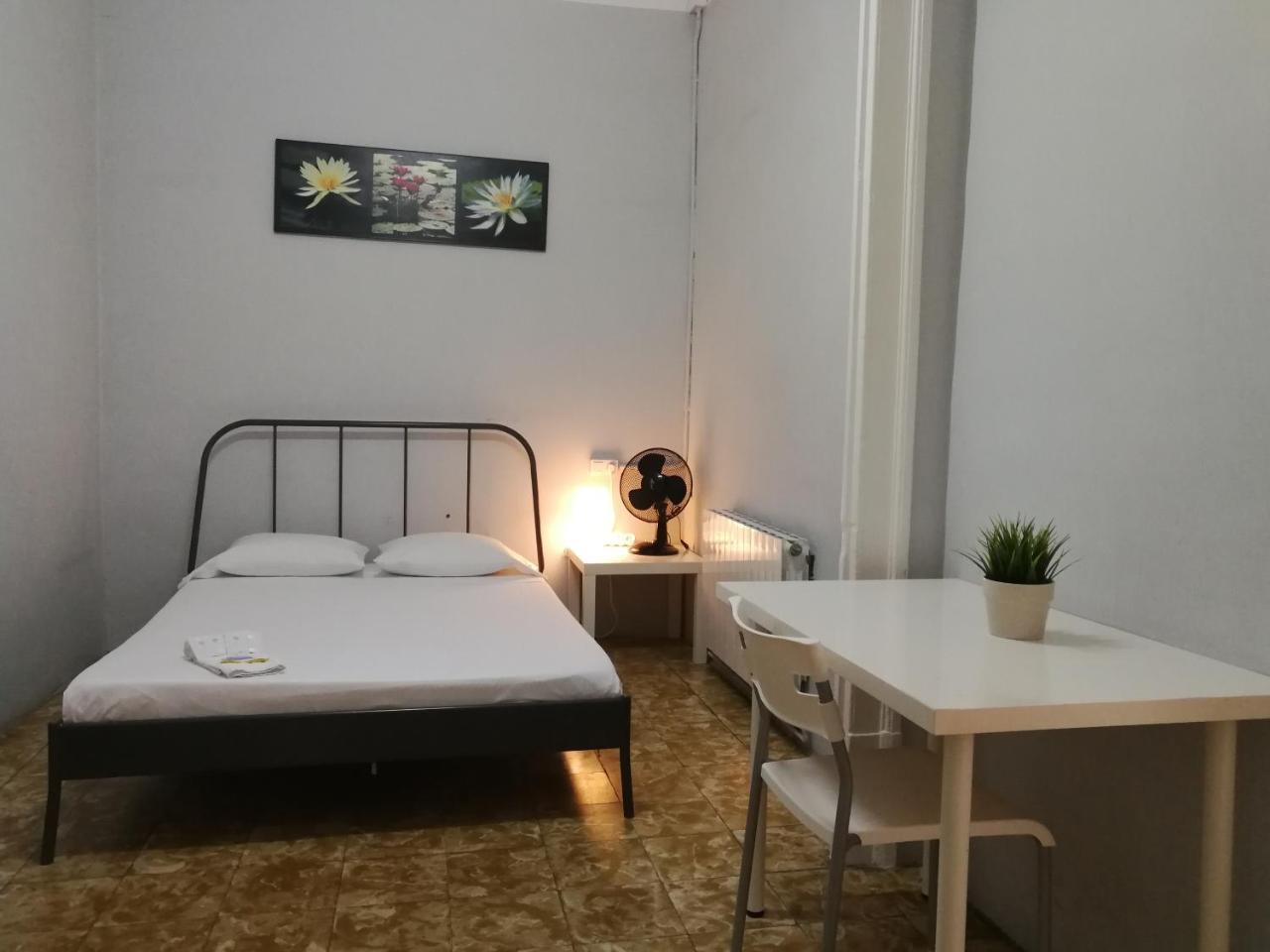 Central & Basic Ramblas Barcelona Luaran gambar